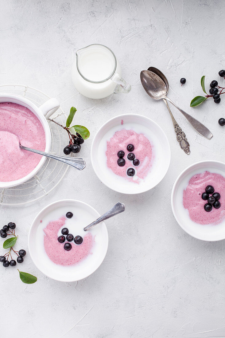 Whipped porridge made with semolina, aronia and apples