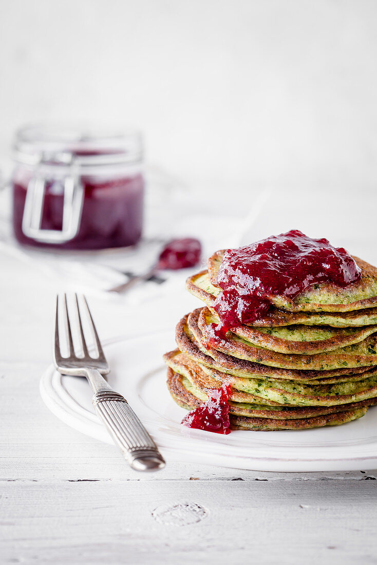 Spinatpfannkuchen mit Preiselbeermarmelade