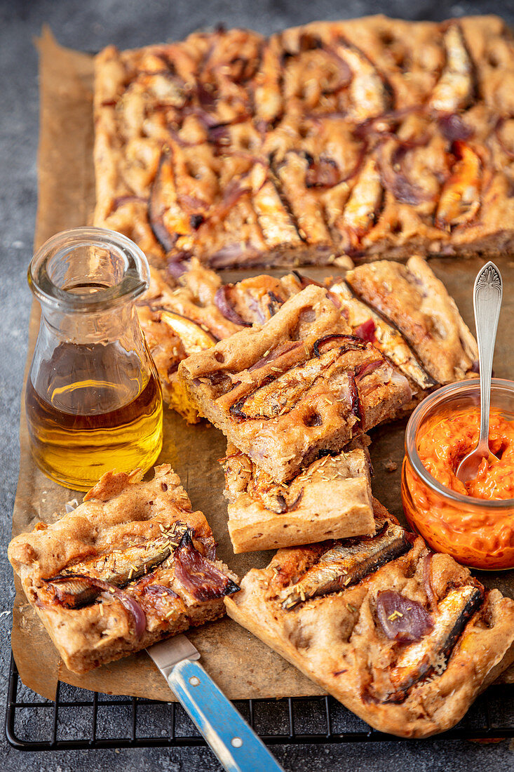 Vollkorn-Focaccia mit Zwiebeln und Sardinen