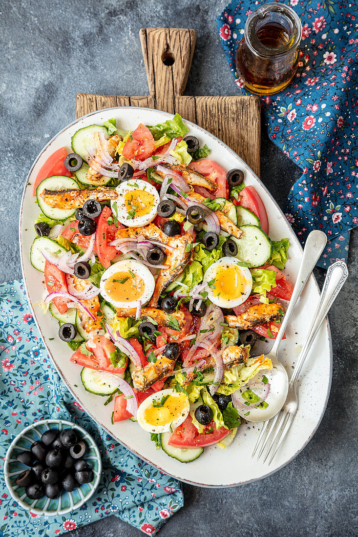 Salat mit Tomaten, Gurken, Sardinen und Ei