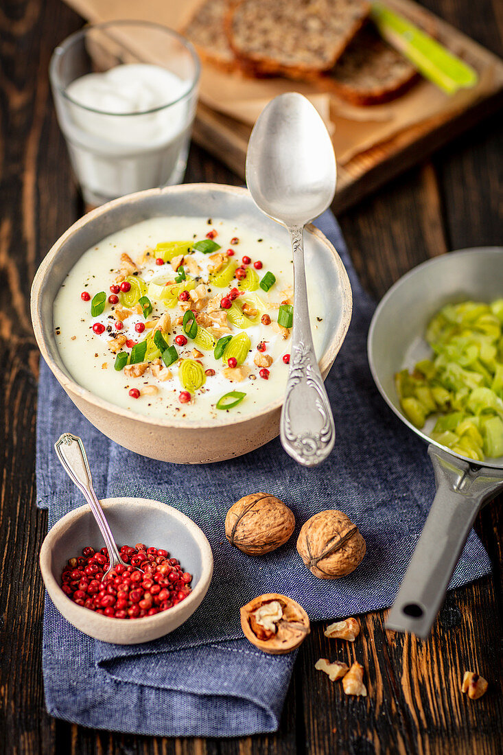 Lauchcremesuppe mit Walnüssen