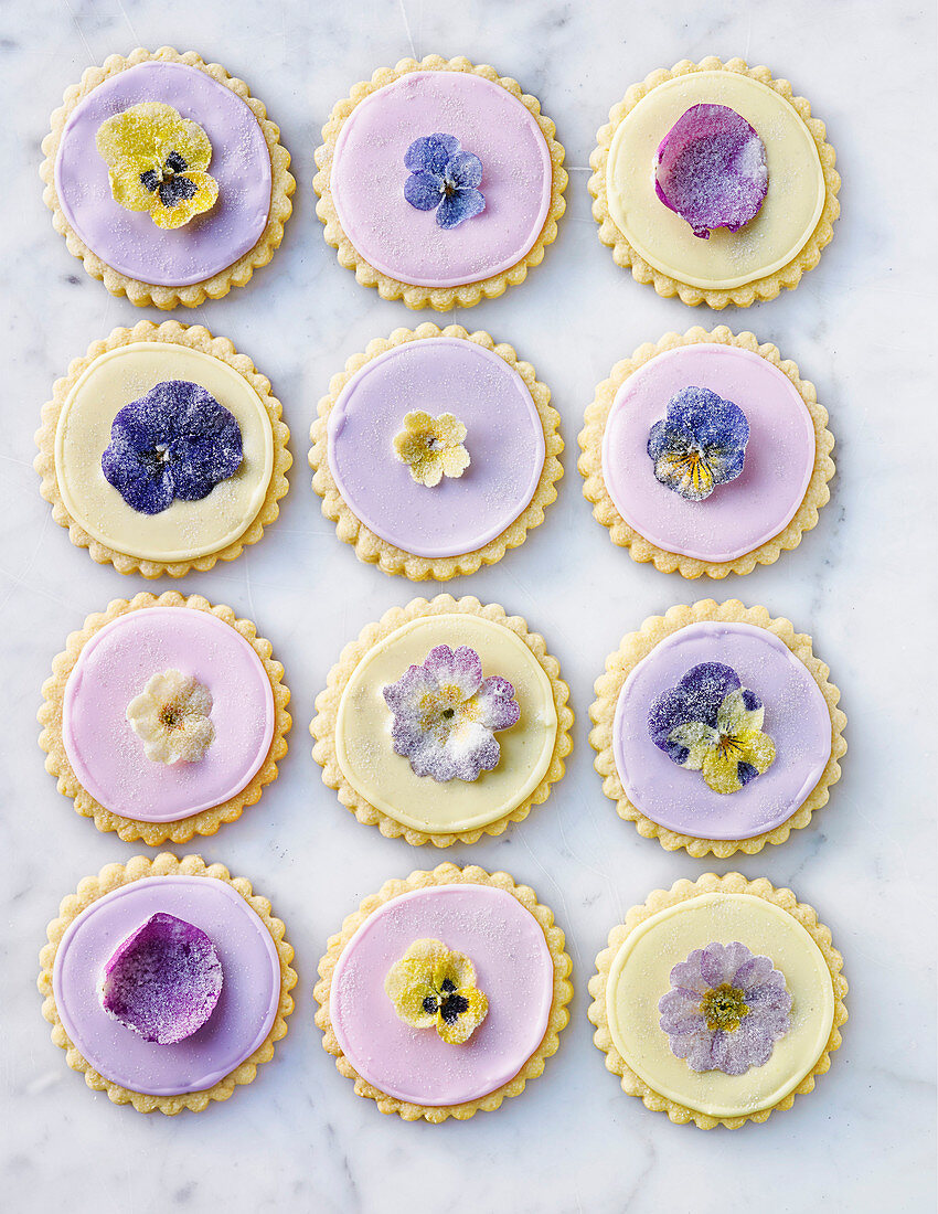 Shortbread verziert mit gezuckerten Essblüten