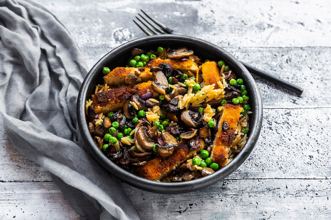 Linsenrisoni mit vegetarischen Hähnchenstreifen, Champignons und Erbsen