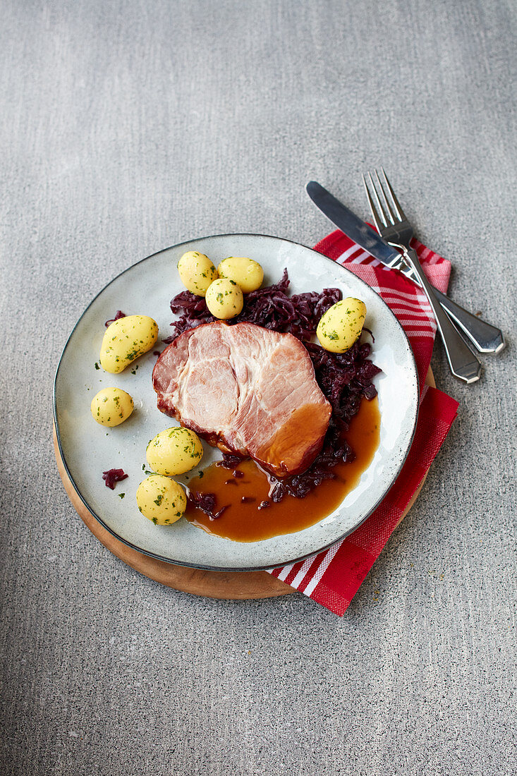 Kasseler mit Rotkohl und Petersilienkartoffeln