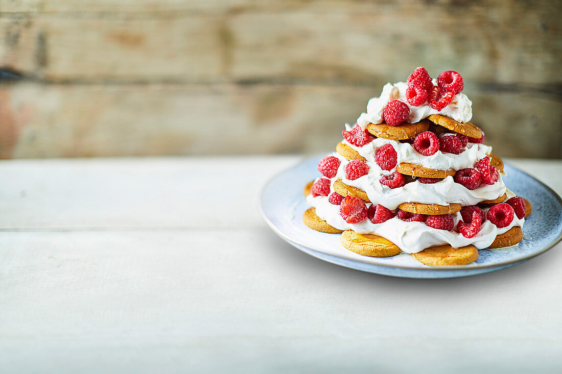 Geschichteter Cookie-Kuchen mit Sahne und Himbeeren