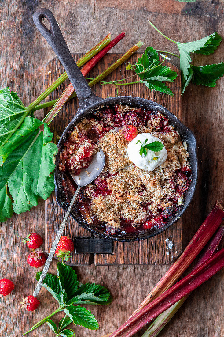 Rhabarber-Erdbeer-Crumble mit Vanilleeis