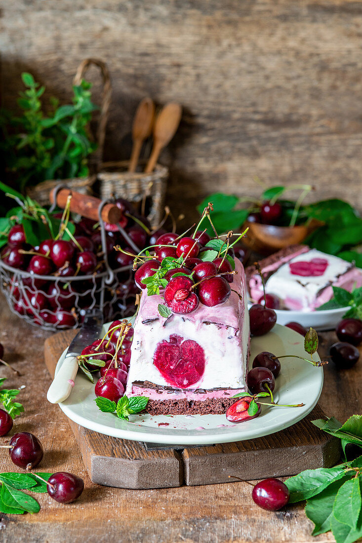 Kirsch-Schokoladen-Eiskuchen