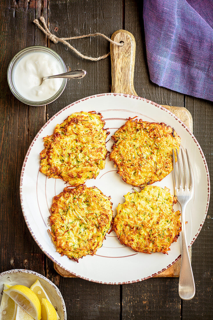 Zucchini-Kartoffel-Puffer mit Sauerrahm