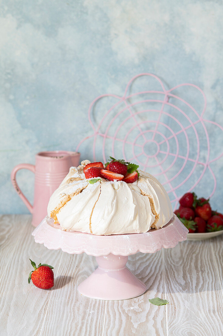 Pavlova mit Erdbeeren