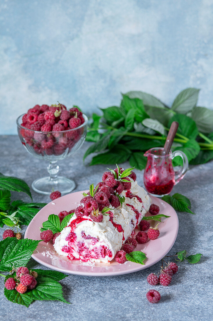 Baiserroulade mit Himbeeren