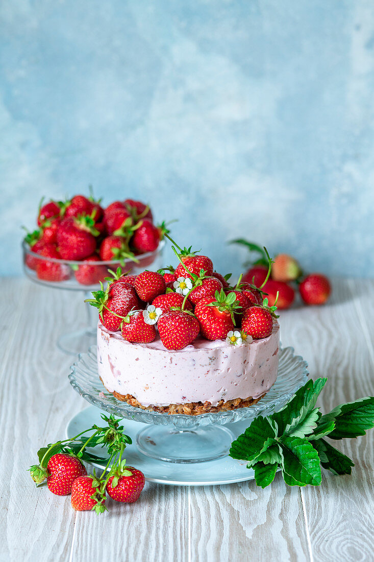 No-Bake-Käsekuchen mit Müsliboden und Erdbeeren