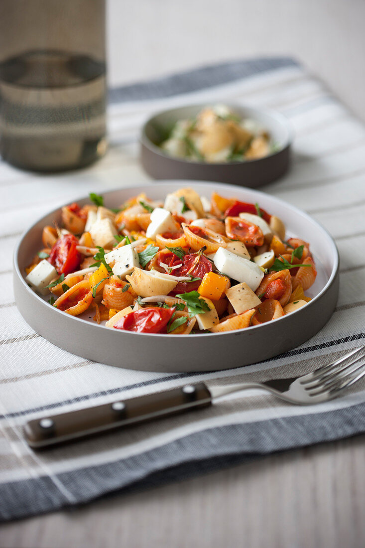 Conchiglie mit Paprika-Tomaten-Sauce und geräuchertem Mozzarella