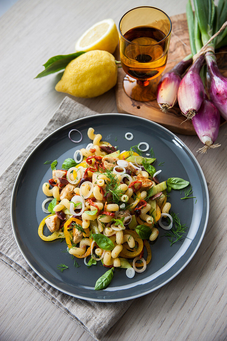 Cavatappi mit Hähnchenstreifen, Gemüse, Basilikum und Dill