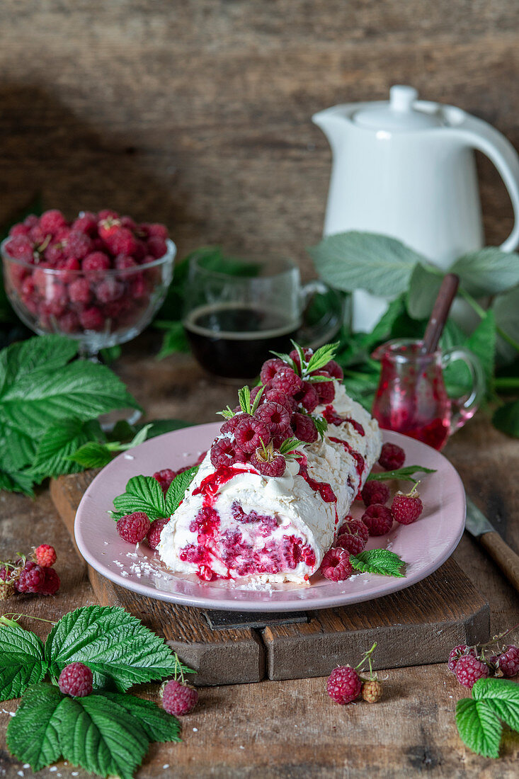 Baiserroulade mit Schlagsahne und Himbeeren