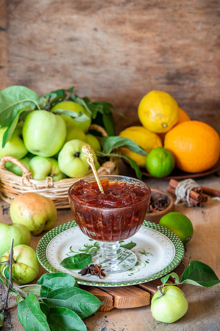 Apfel-Zitrus-Marmelade mit Gewürzen