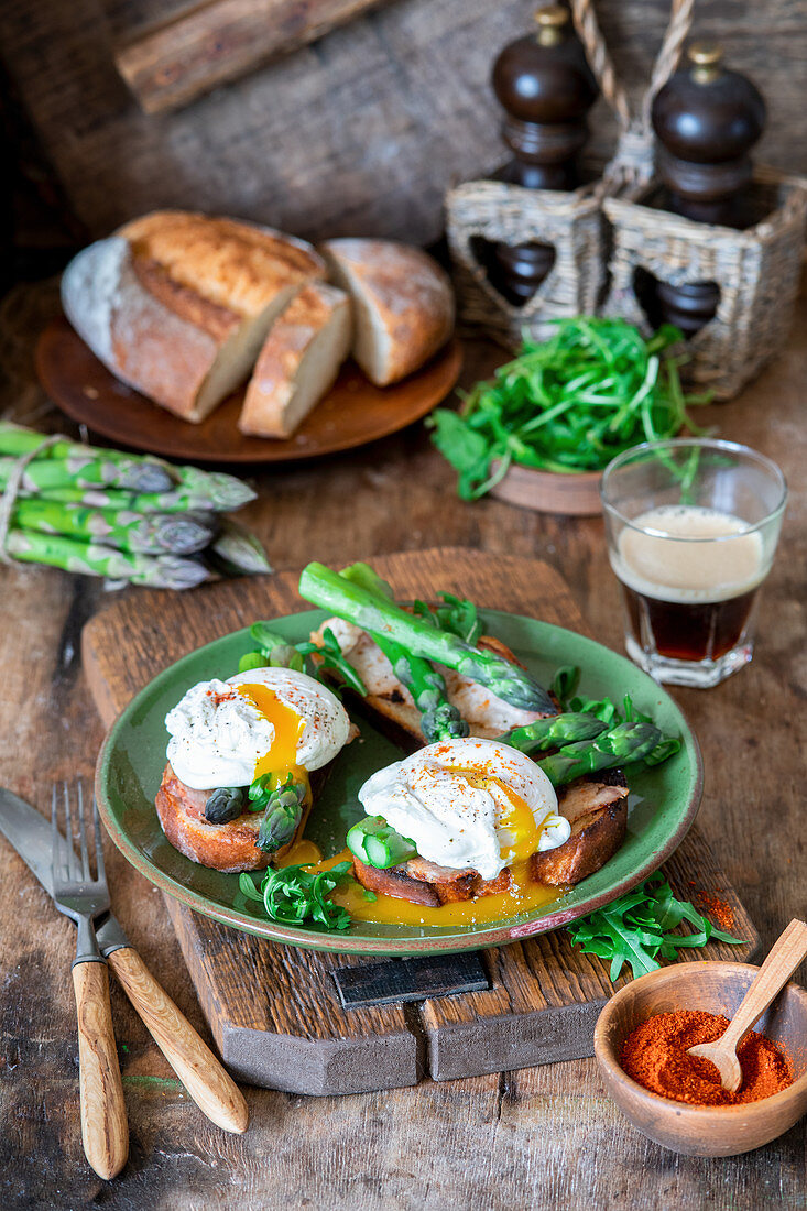 Poached egg asparagus toasts with smoked paprika