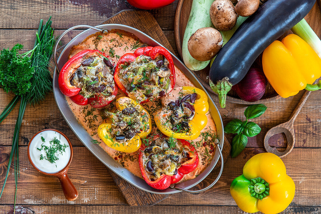 Gefüllte Paprika mit Gemüse und Champignons