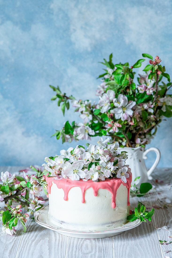 Erdbeerkuchen mit Frischkäse, Erdbeerglasur und Blüten