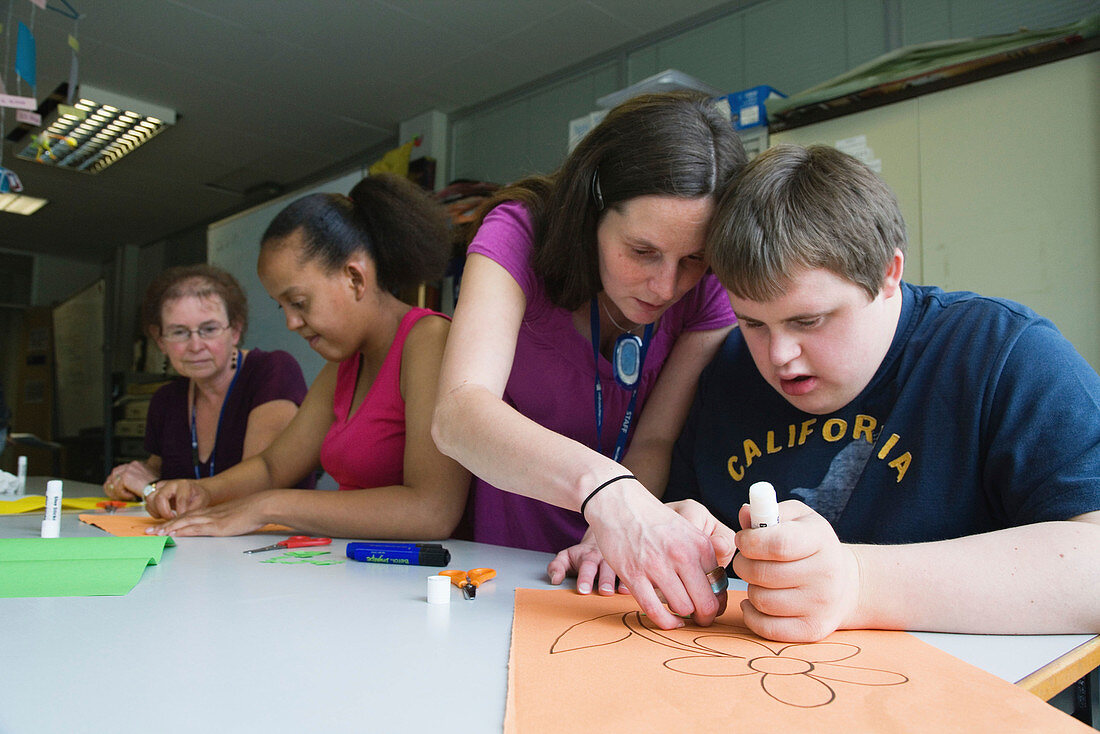 Students with learning disabilities in art class