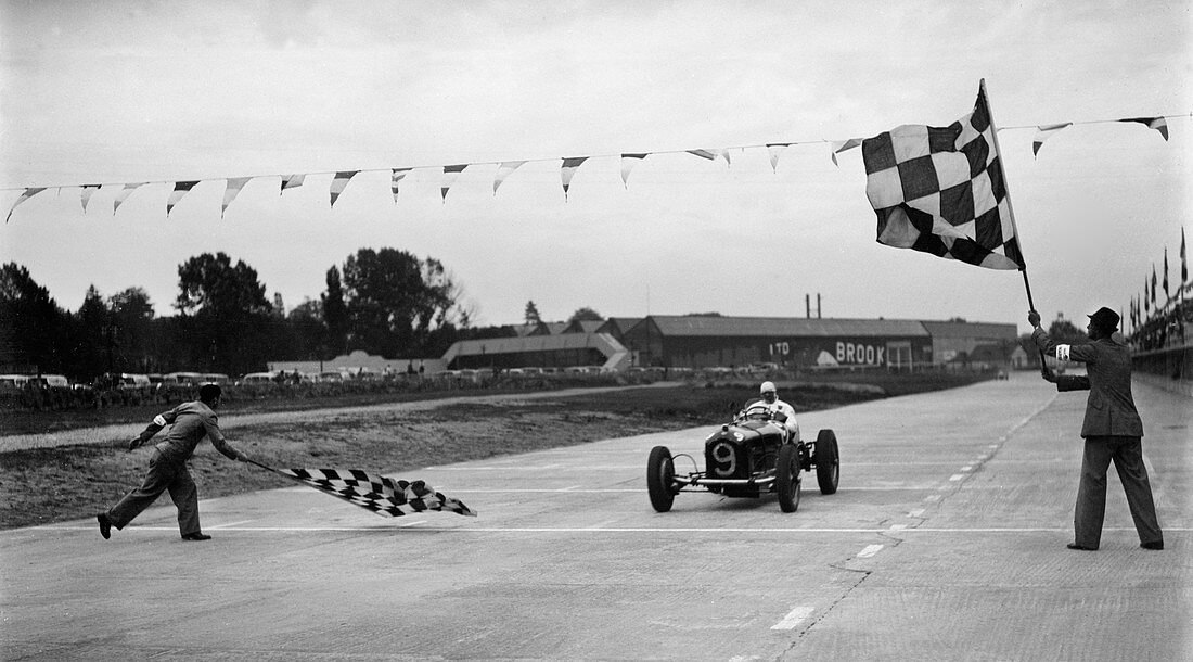 Alfa Romeo taking the chequered flag in a race at Brooklands
