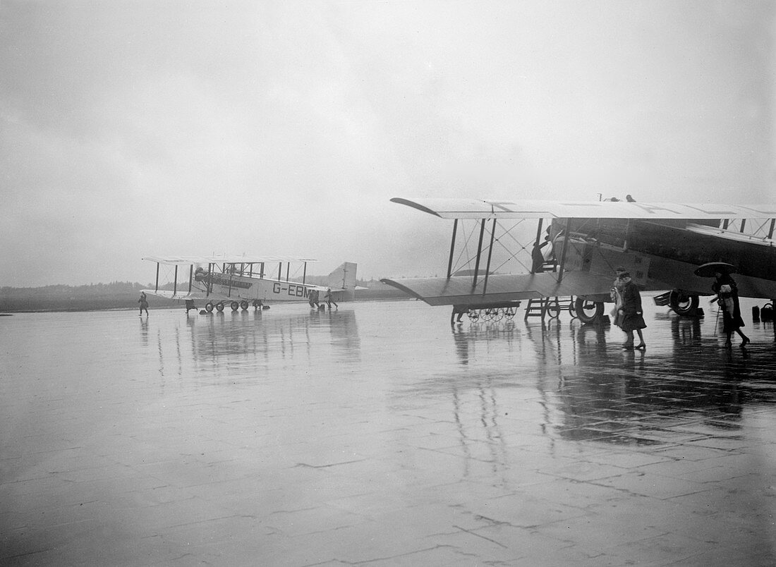 Handley Page W10, Croydon Aerodrome, 25 April 1931
