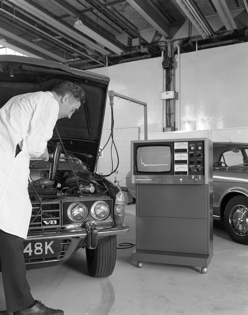 Laycock Auto Analyser 600 being used on a Rover V8, 1972