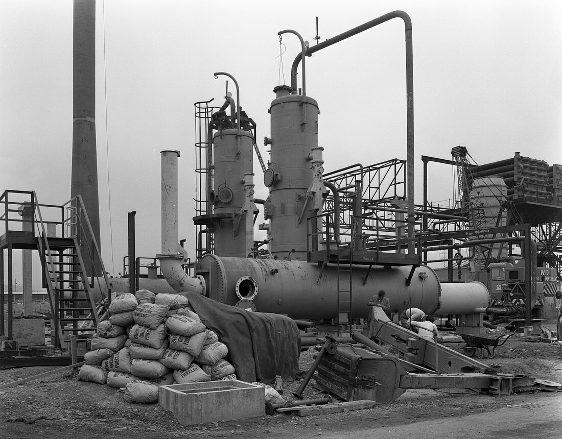 Sulphur recovery plant under construction, 1962