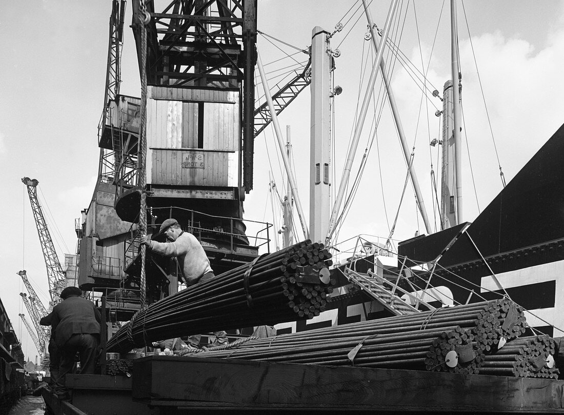Dockers loading steel bars onto the Manchester Renown, 1964