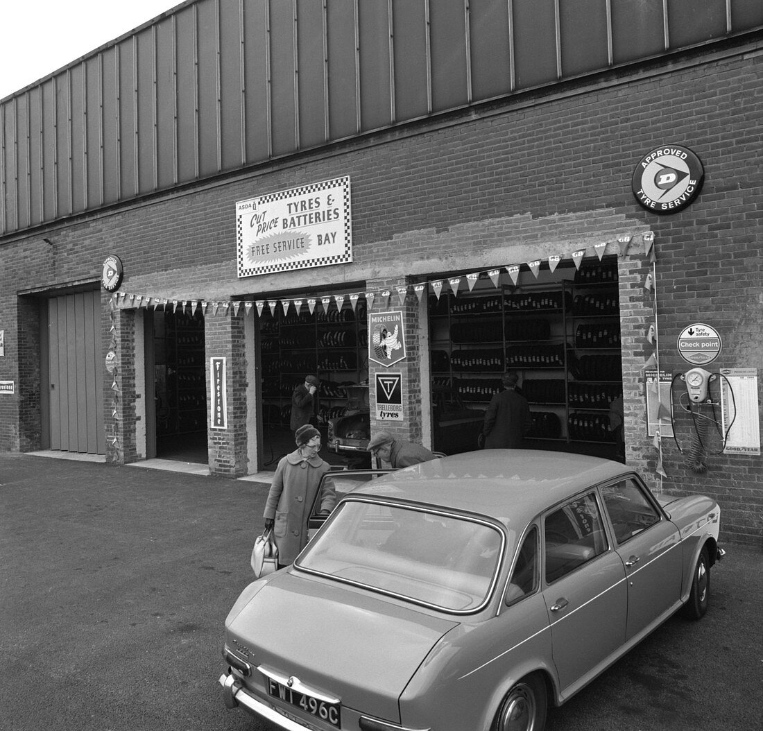 Mk 1 BMC Austin 1800 outside a tyre fitting bay, 1969