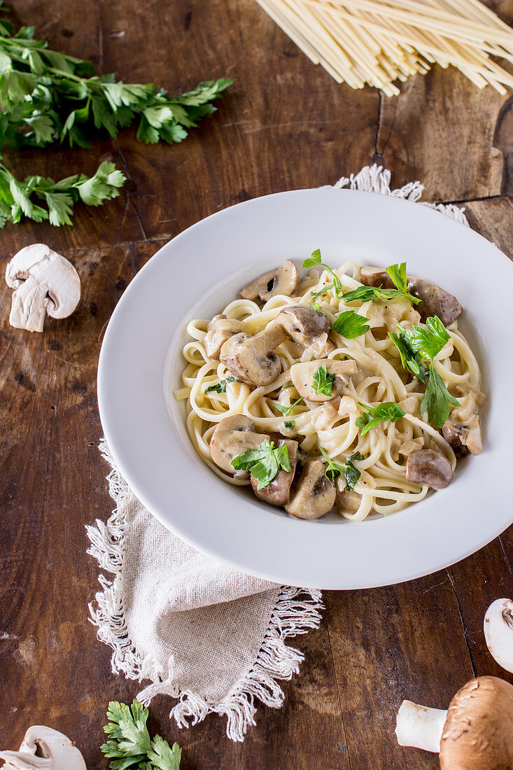 Linguine mit Champignonsauce und Petersilie