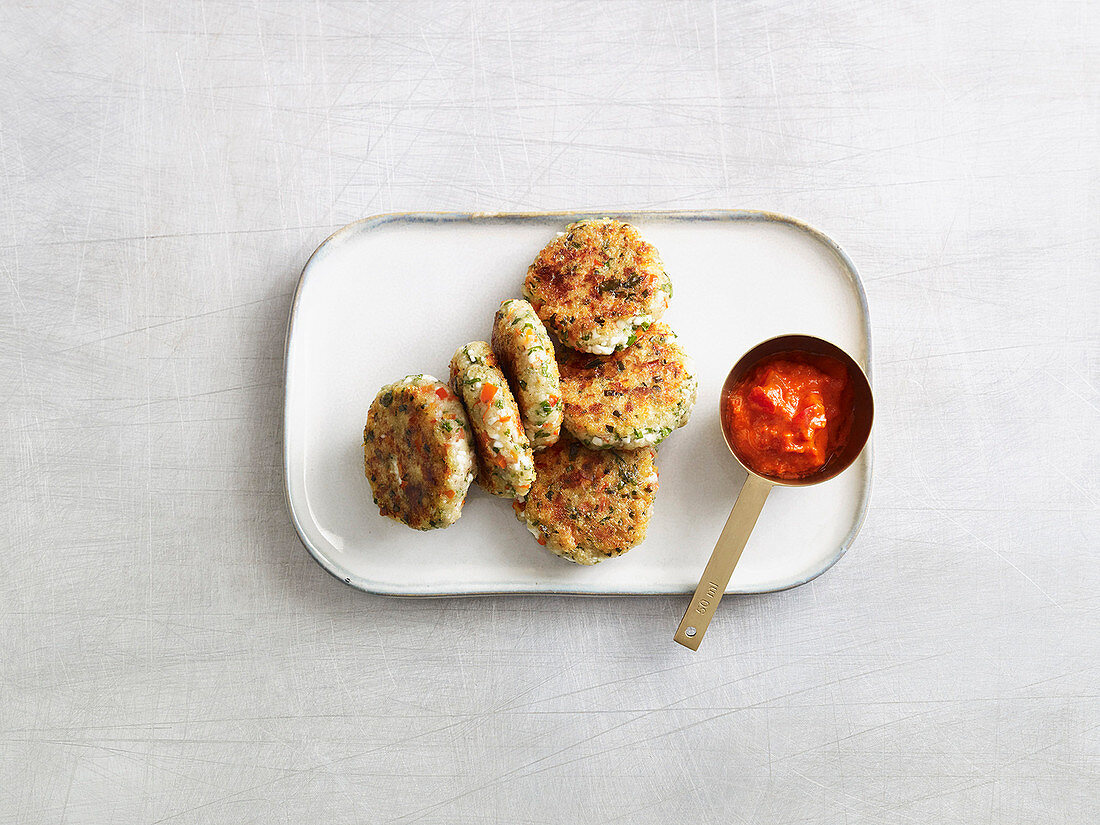 Cottage cheese and spelt fritters with an ajvar dip (low carb)