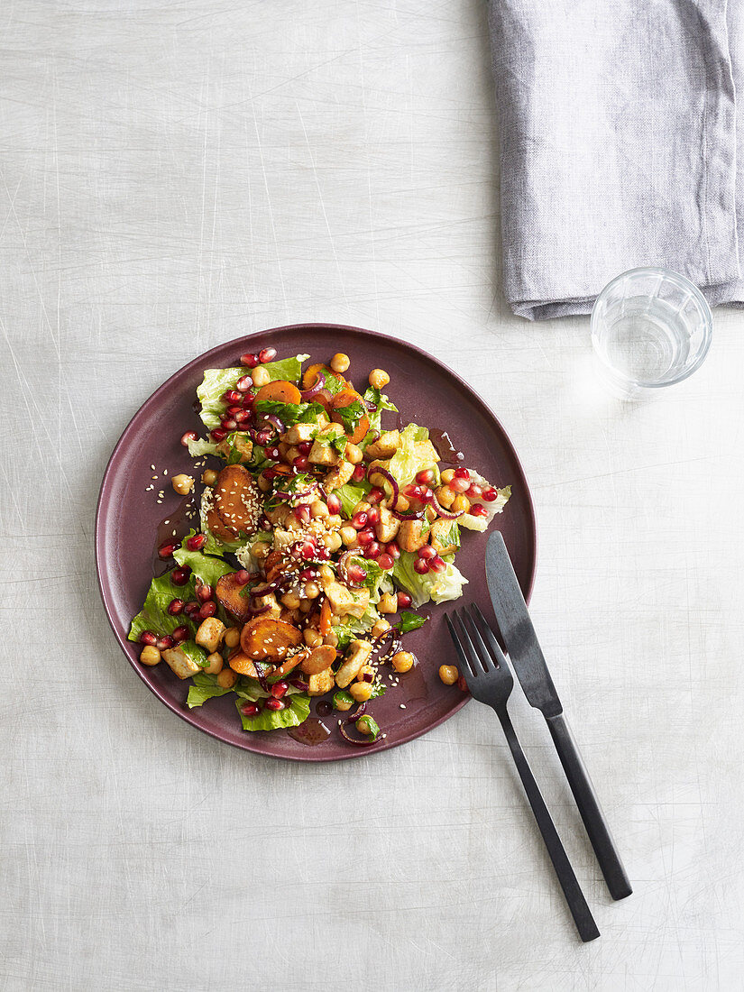 Oriental carrot and chickpea salad with chicken