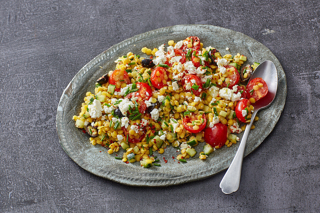 Gelber Linsensalat mit Gemüse und Feta