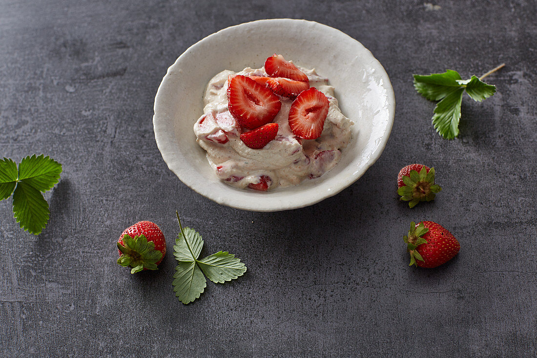 Cashew-Quark-Creme mit Erdbeeren