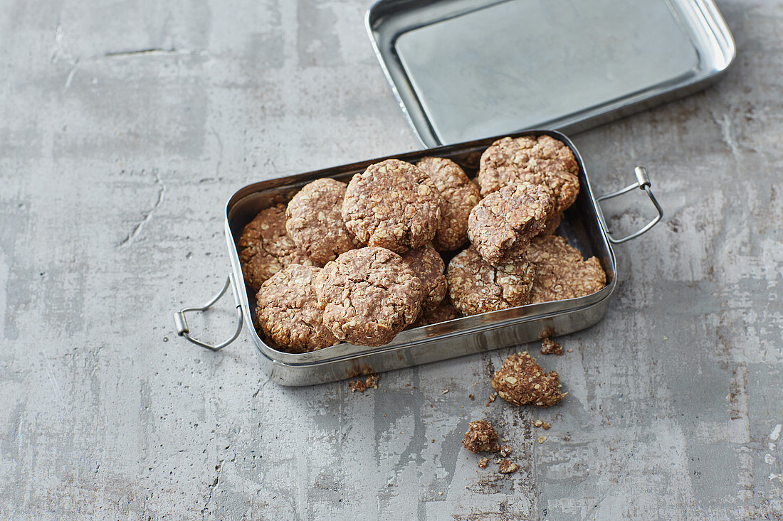 Oat and banana cookies with quark and peanuts