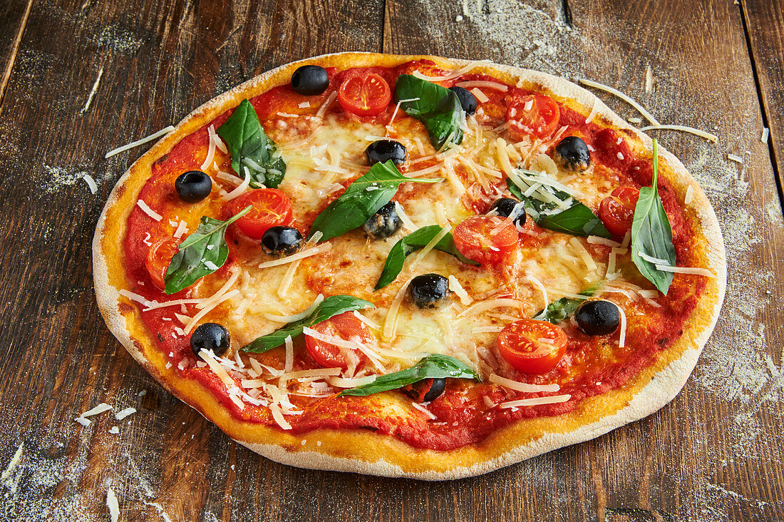Pizza Milano mit Oliven und Basilikum