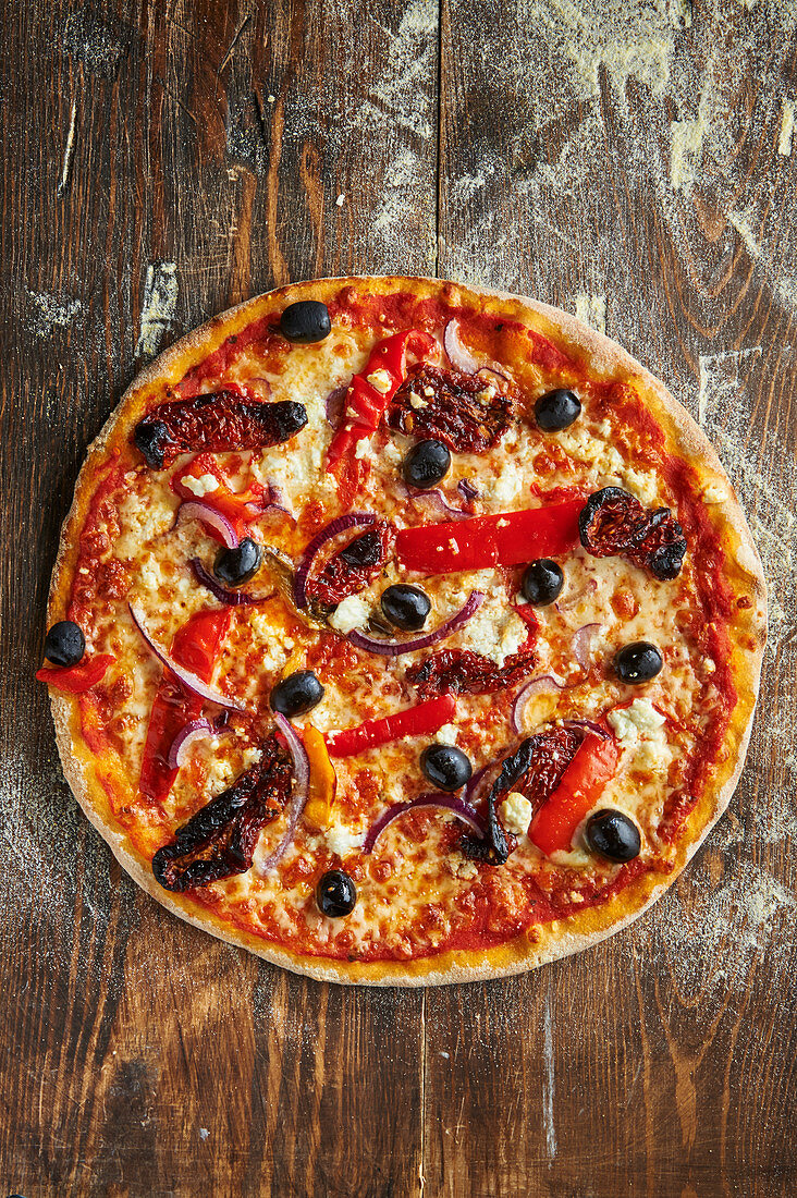 Griechische Pizza mit Oliven, Paprika und Feta