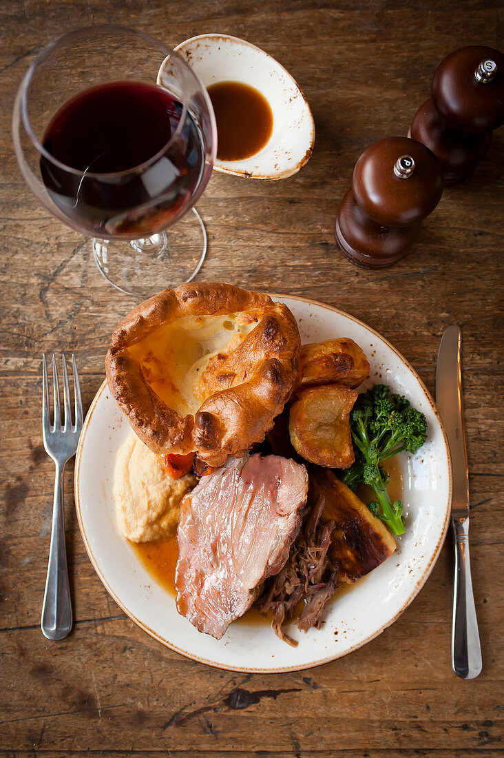 Roast beef with Yorkshire puddings and vegetables (England)