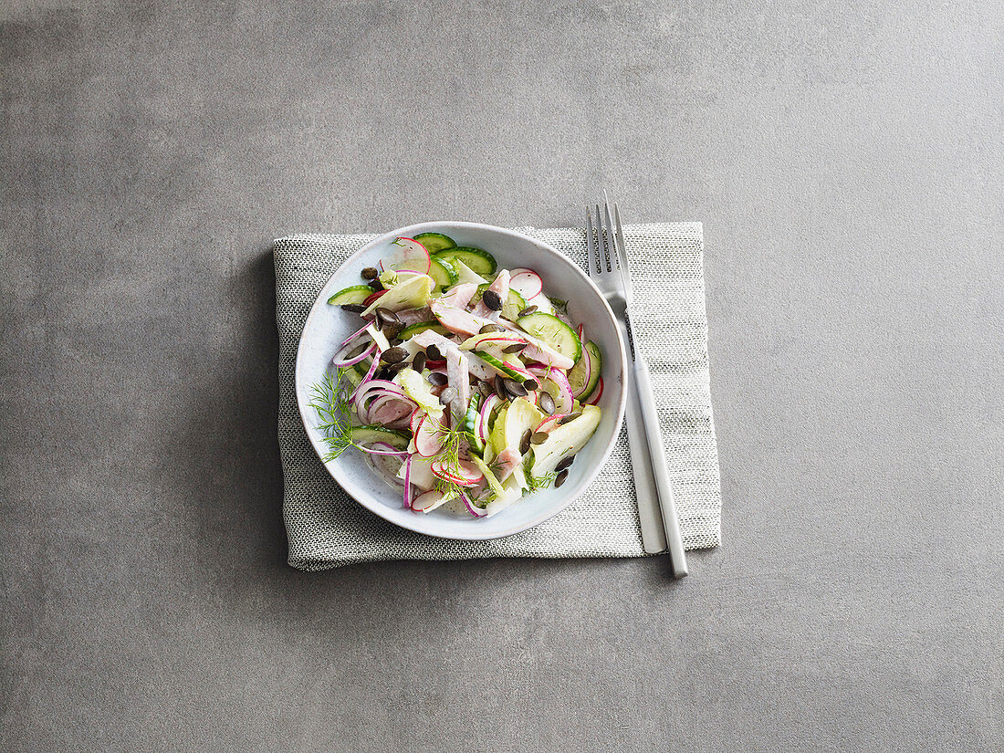 Radieschen-Gurken-Salat mit Matjes (Low Carb)