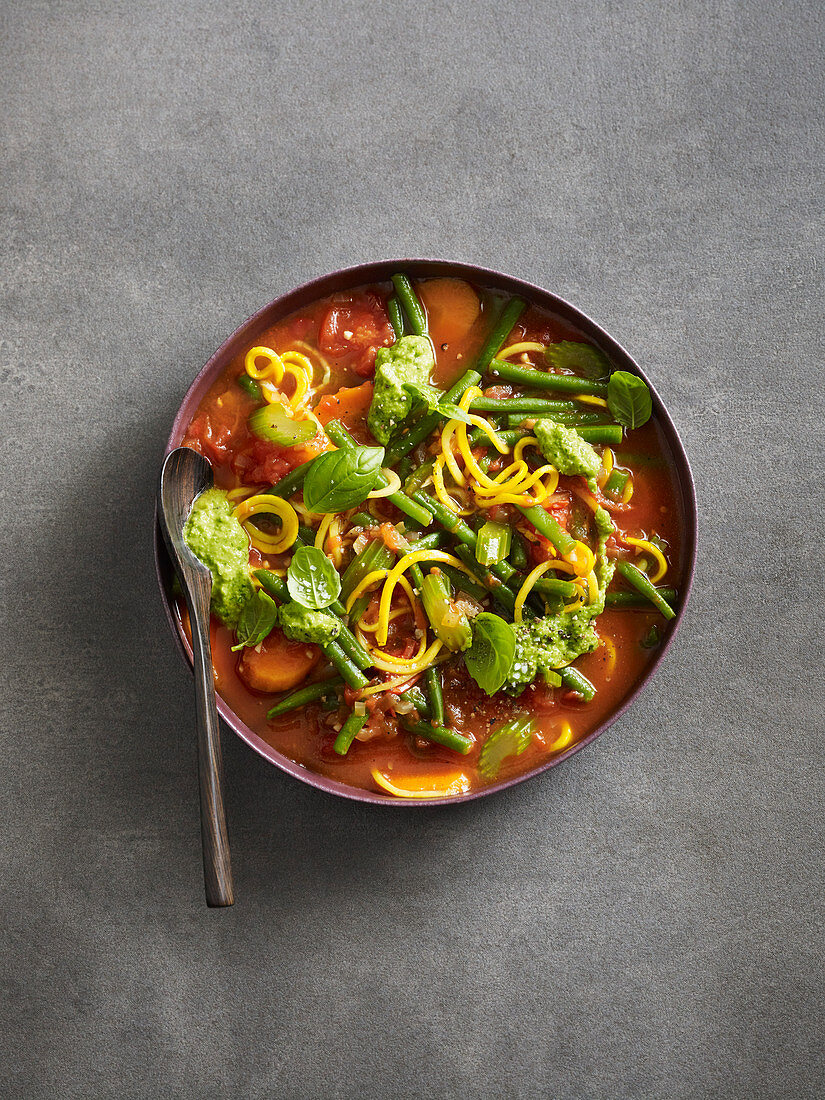 Low-Carb-Minestrone mit Zucchininudeln, Bohnen und Pesto (Low Carb)