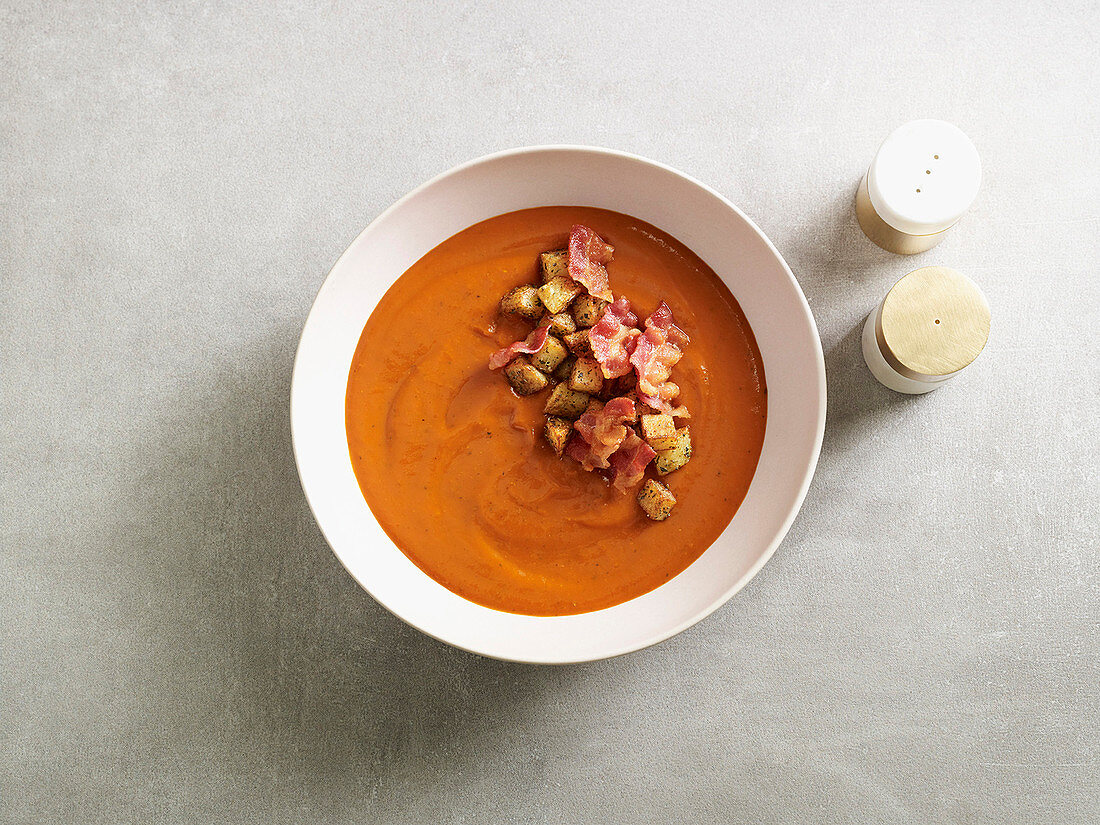 Tomato soup with potato croutons and bacon (low carb)