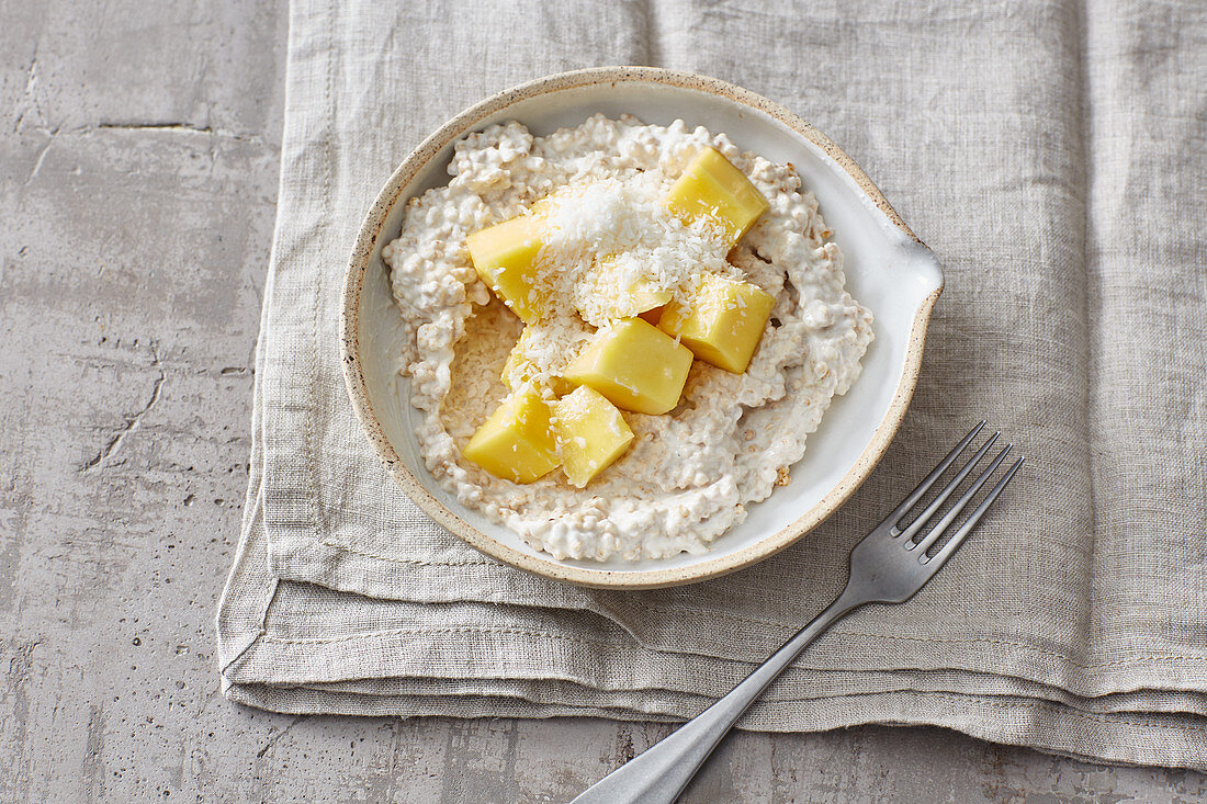 Exotisches Kokos-Quinoa-Porridge mit Quark und Mango