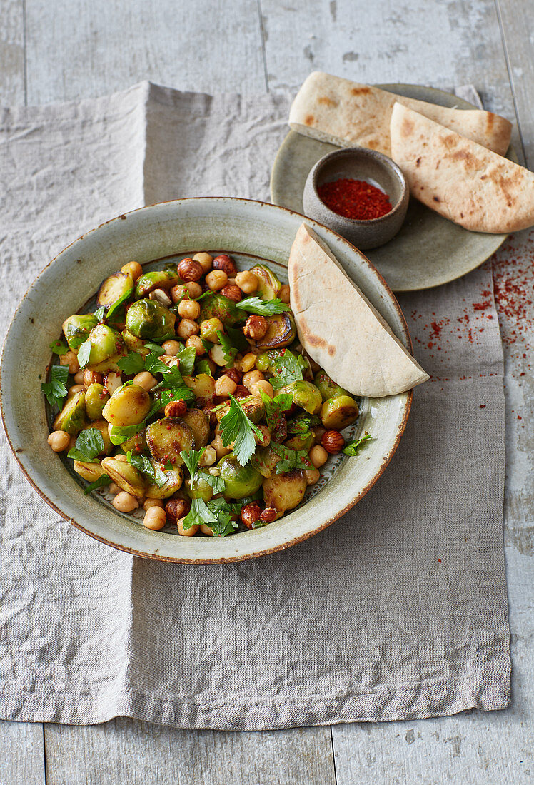 Vegane Kichererbsenpfanne mit Rosenkohl und Haselnüssen