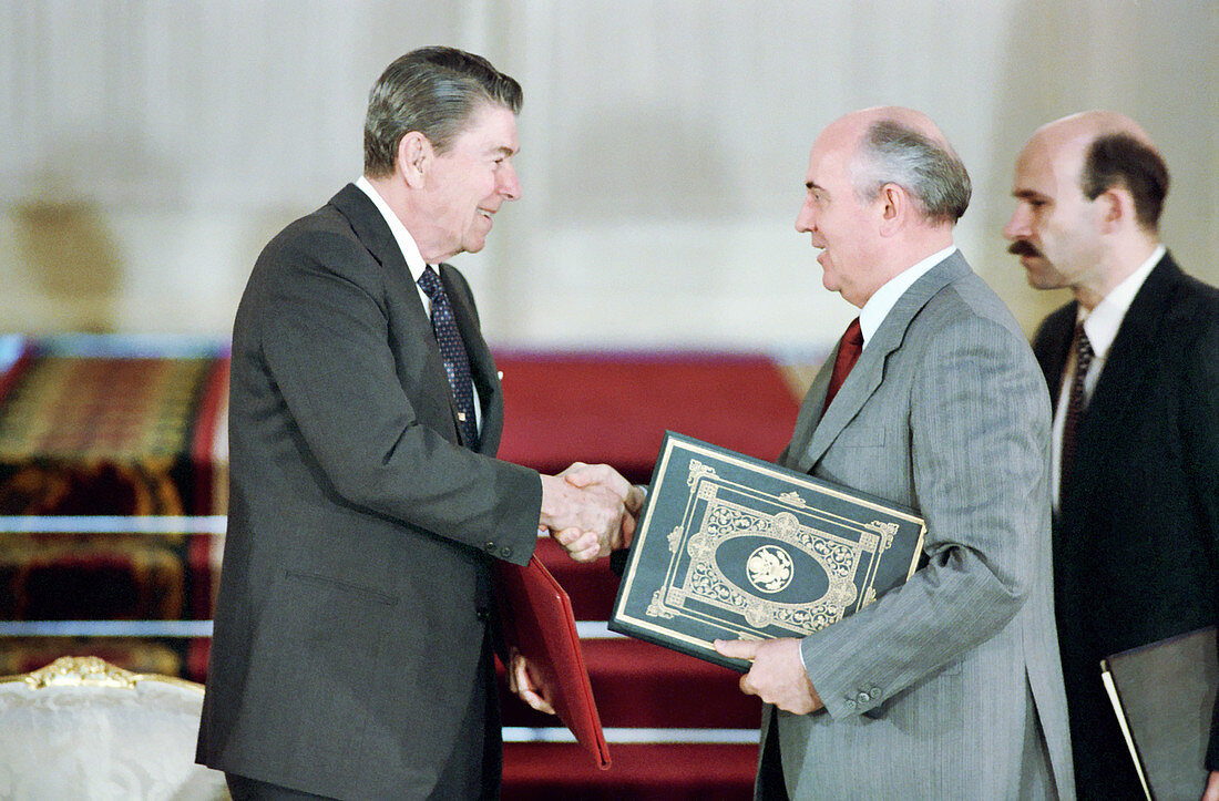Reagan and Gorbachev at INF Treaty signing
