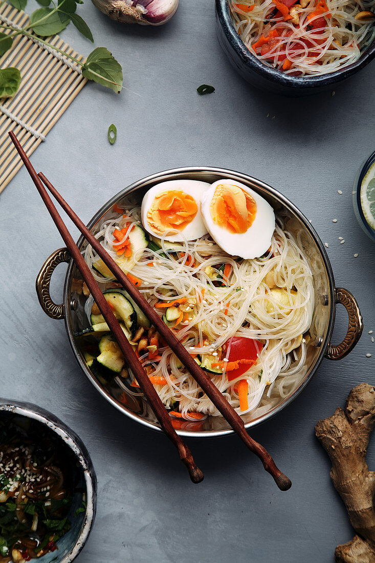 Spicy veggie wok with noodles and eggs