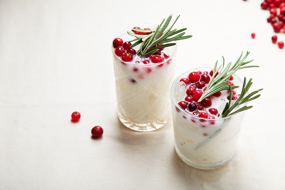 Kokosnuss-Margarita mit Cranberries und Rosmarin (weihnachtlich)