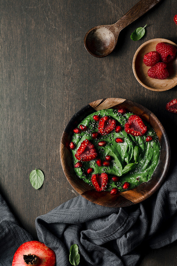 Spirulina-Smoothie mit Avocado, Spinat, Himbeeren und Kokosmilch