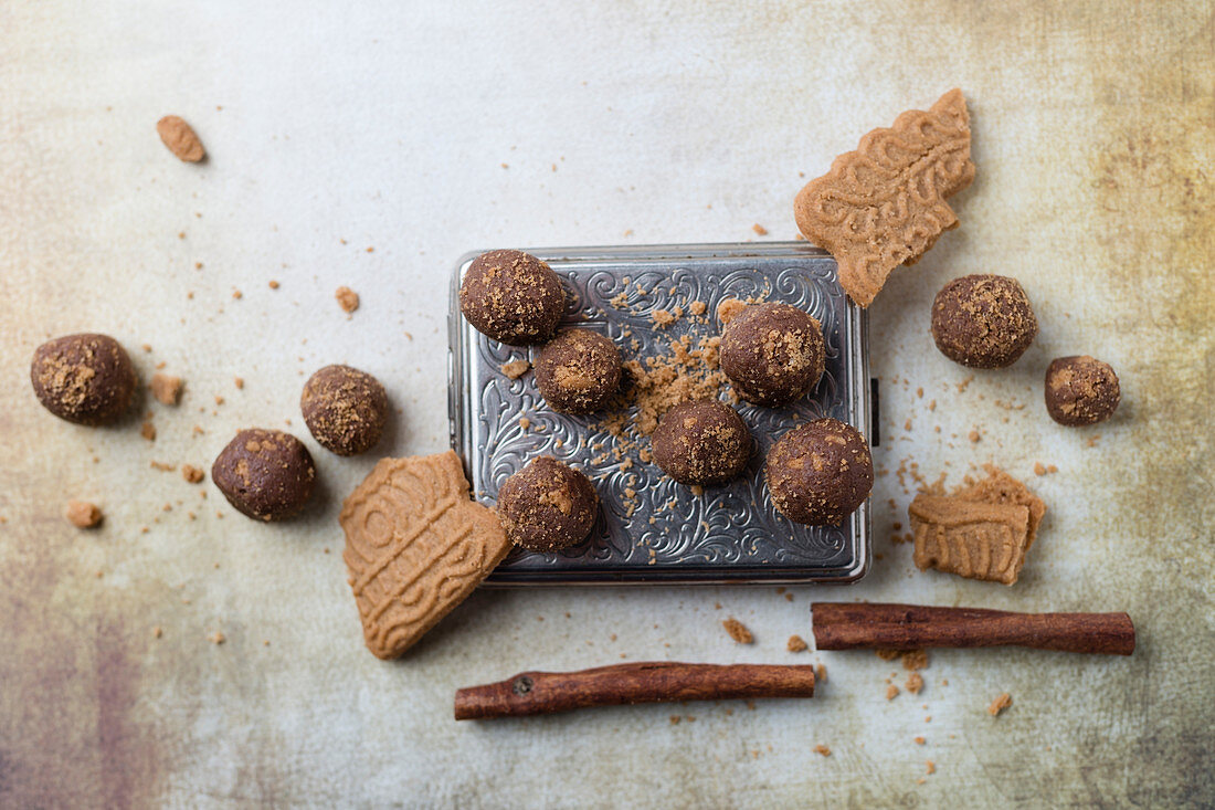 Trüffelpralinen mit Spekulatiuskrümeln