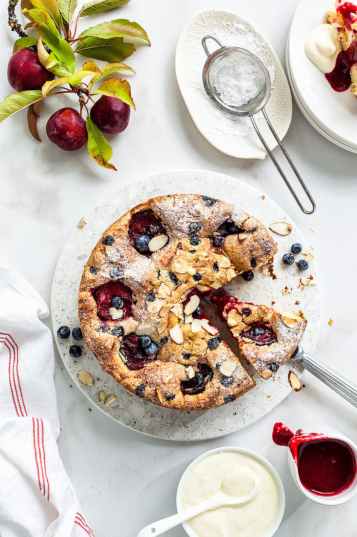 Pflaumen-Blaubeer-Kuchen mit Sahne und Pflaumensauce