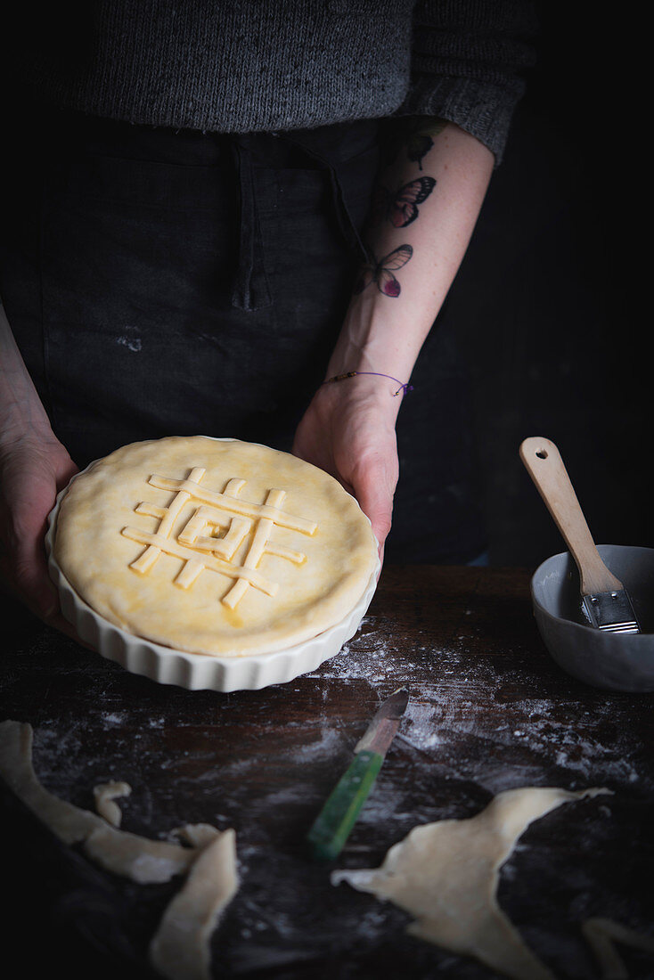 Pie mit karamellisierten Zwiebeln und Pilzen (ungebacken)